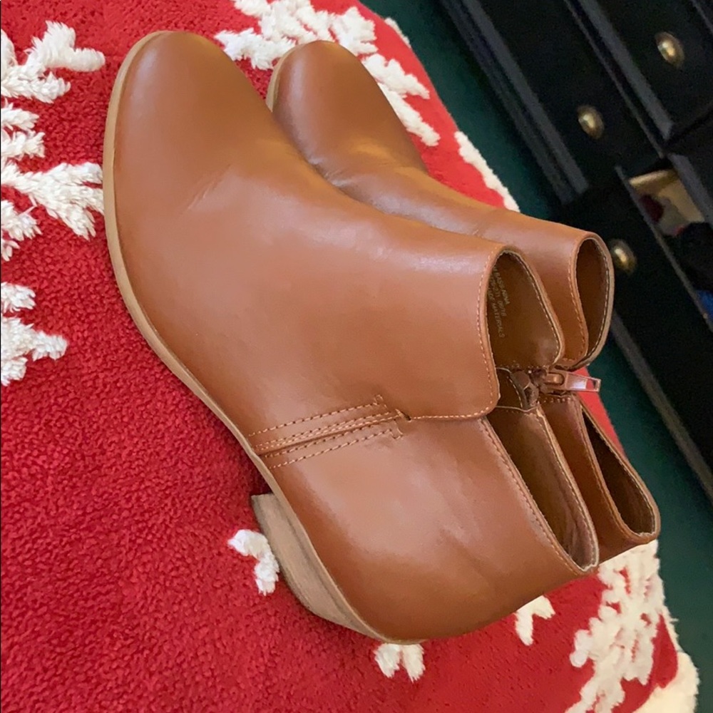 Low heeled booties